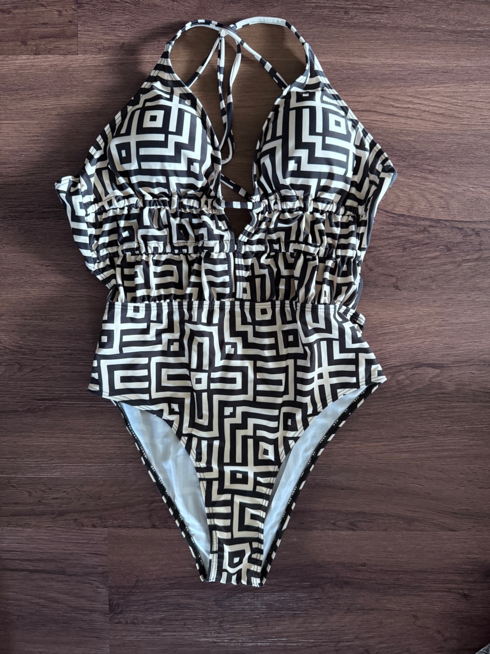 Women’s NWT Cream & Black Geometric One Piece Swimsuit - Size M